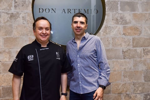 TURISMO. Juan Ramón Cárdenas y Adrián García en ruta de Vinos & Dinos.