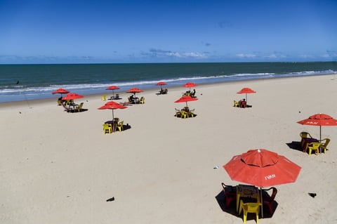 Pese a las advertencias, personas deciden ingresar al mar 