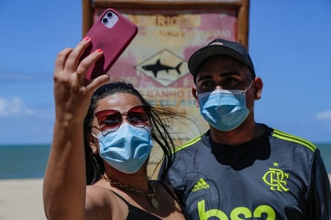 Pese a las advertencias, personas deciden ingresar al mar 