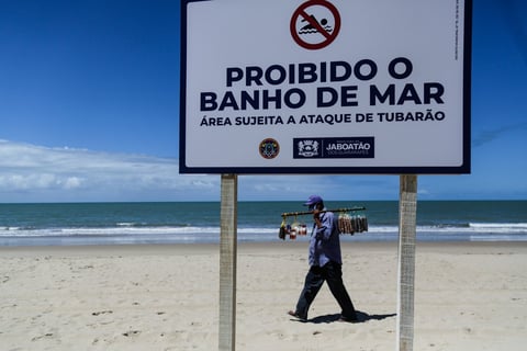 Pese a las advertencias, personas deciden ingresar al mar 