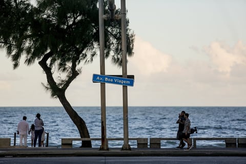 Pese a las advertencias, personas deciden ingresar al mar 