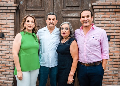 15082021 Cumpleaños 70 años del sr. Claudio Córdova López acompañado de su esposa, Rosalinda Aparicio de Córdova, y sus hijos, Karla y Nabuco Córdova Aparacio.