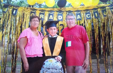 15082021 Diego Álvarez en su graduación de sexto año en compañía de sus abuelitos.