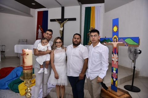 15082021 Celebran bautizo de André Núñez Cuevas de la mano con sus padrinos, Carlos Núñez Sánchez y Ricardo Cuevas, y sus padres, Yarelly Cuevas y Jonathan Núñez; también estuvieron presentes son abuelos paternos, Gabriela Sánchez y Carlos Núñez, y su abuela materna Aracely Hernández.