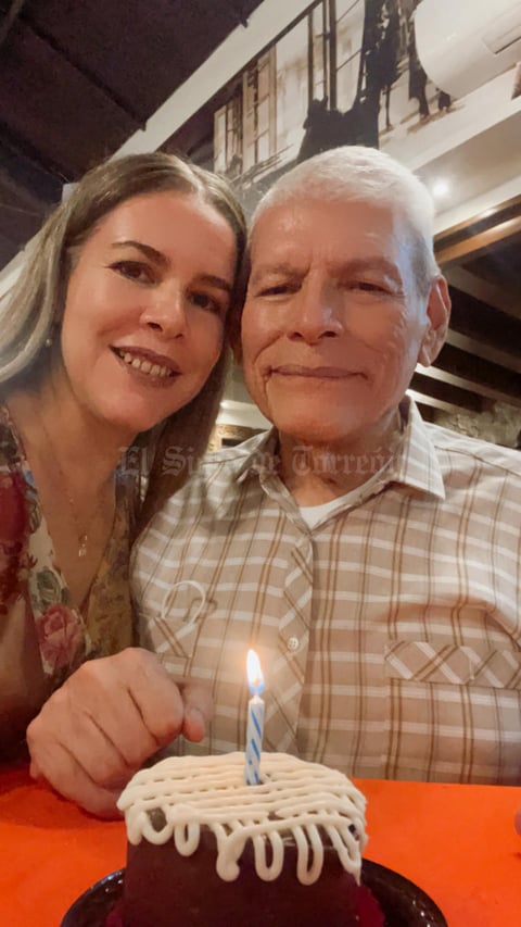 15082021 Ángel García Castillo festejando su cumpleaños junto a su hija Mary Carmen.
