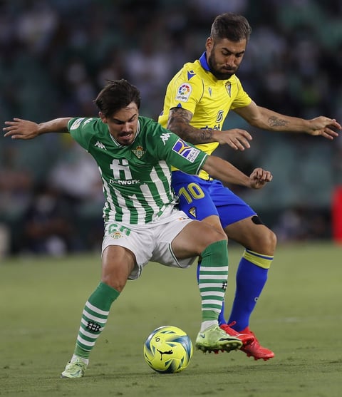 Betis y Cádiz empatan en un duelo competido y con ritmo de LaLiga