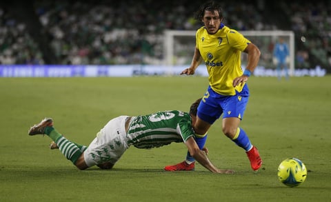 Betis y Cádiz empatan en un duelo competido y con ritmo de LaLiga
