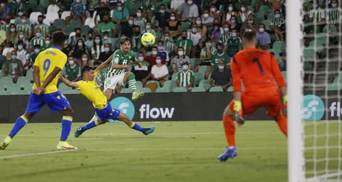 Betis y Cádiz empatan en un duelo competido y con ritmo de LaLiga