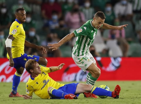 Betis y Cádiz empatan en un duelo competido y con ritmo de LaLiga