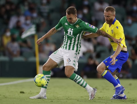 Betis y Cádiz empatan en un duelo competido y con ritmo de LaLiga