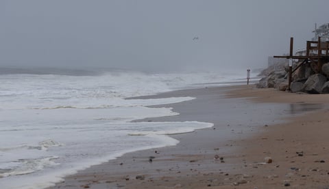 Tormenta 'Henri' toca tierra en Rhode Island, EUA; afecta Nueva York y noreste del país