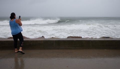 Tormenta 'Henri' toca tierra en Rhode Island, EUA; afecta Nueva York y noreste del país