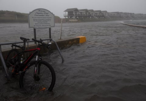 Tormenta 'Henri' toca tierra en Rhode Island, EUA; afecta Nueva York y noreste del país