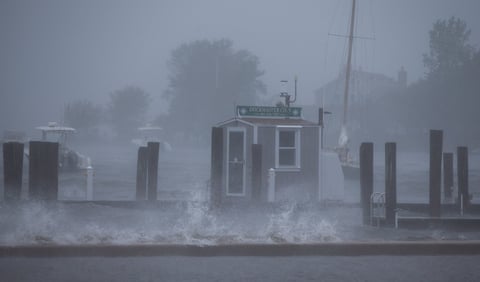 Tormenta 'Henri' toca tierra en Rhode Island, EUA; afecta Nueva York y noreste del país