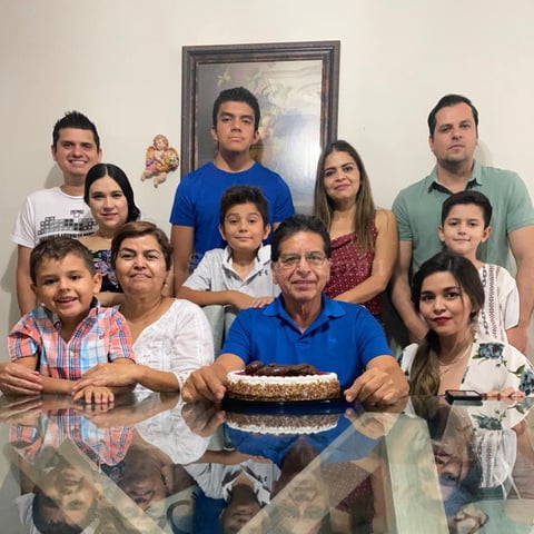 22082021 En celebración de sus 65 años de vida Rogelio Machado Hidalgo en compañía de su familia.