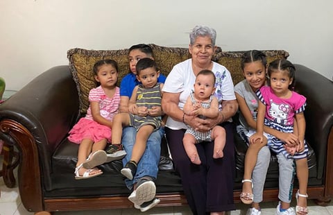 22082021 Sra. Guillermina Rodríguez con sus bisnietos Camila, Pamela, Nikolat, Santiago, Omar y Jocabet.