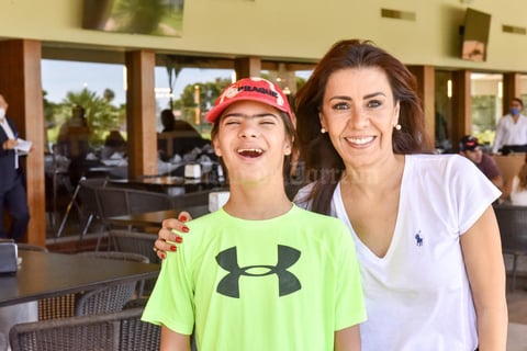 24082021 Hugo Inzunza García con su mamá, Ana Cristina García Maisterrena.