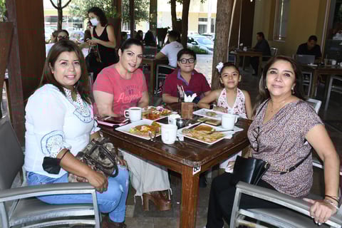 25082021 Amigas se reúnen en establecimiento.