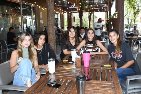 25082021 Amigas de Ibero disfrutan desayuno.