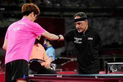 'Lo primero fue jugar con la raqueta debajo de la axila pero me resultaba muy difícil. Tiempo después probé con la boca y ahí sí que mejoré. Encontré una forma muy efectiva para devolver rápido y preciso la pelota', comenta.