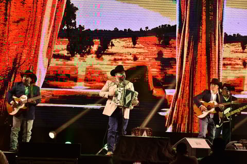 Se presentaron la noche del viernes en el recinto Coliseo Centenario 