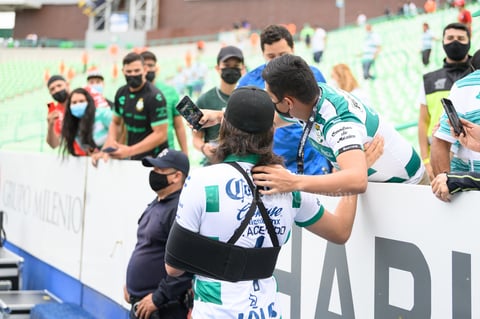 Carlos Acevedo vive su primer partido de Santos lesionado