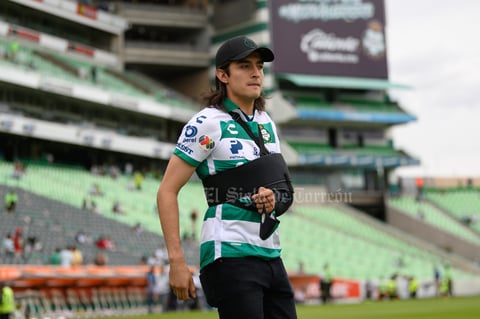 Carlos Acevedo vive su primer partido de Santos lesionado