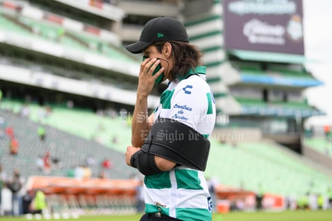 Carlos Acevedo vive su primer partido de Santos lesionado