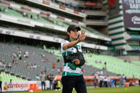 Carlos Acevedo vive su primer partido de Santos lesionado