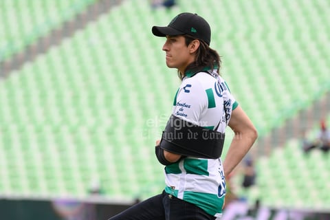 Carlos Acevedo vive su primer partido de Santos lesionado