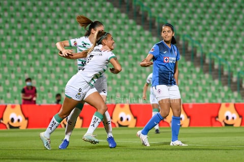 Guerreras del Santos Laguna golean 4-0 al Cruz Azul en el Estadio Corona