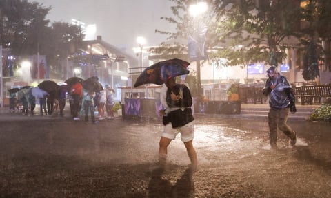 Nueva York declaró en las primeras horas de este jueves el estado de emergencia después de que la región noreste de Estados Unidos registrara intensas lluvias y vientos de los restos de Ida, que causaron importantes inundaciones.