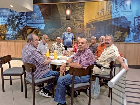 05092021 Generación 61 de ex-alumnos Pereyra durante su desayuno mensual en conocido restaurante de la localidad.