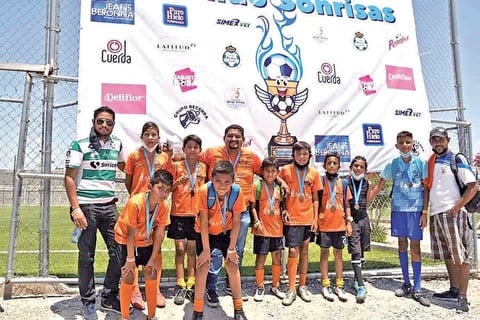 05092021 Diego Álvarez con el equipo Sabinas, campeones del Torneo de Fútbol Siete, regalando sonrisas.