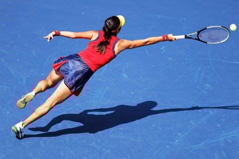 Emma Raducanu da la sorpresa en el Abierto de EUA al vencer a Belinda Bencic