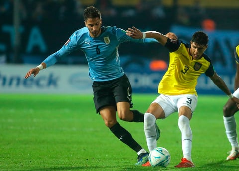 Uruguay consigue agónica victoria sobre Ecuador con gol de Gastón Pereiro