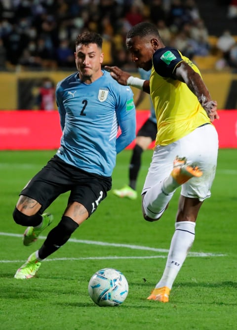 Uruguay consigue agónica victoria sobre Ecuador con gol de Gastón Pereiro