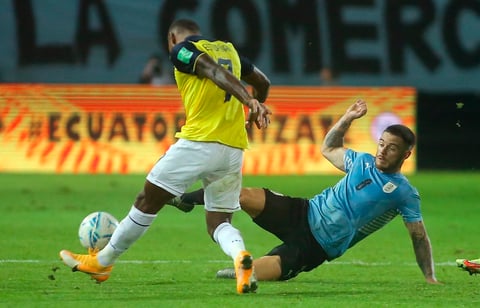 Uruguay consigue agónica victoria sobre Ecuador con gol de Gastón Pereiro
