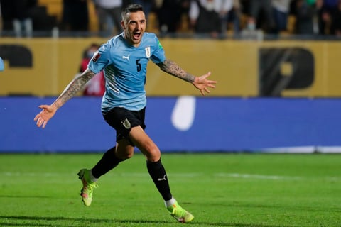 Uruguay consigue agónica victoria sobre Ecuador con gol de Gastón Pereiro