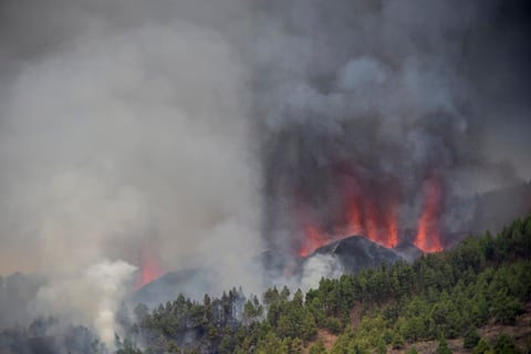 Volcán Cumbre Vieja ubicado en isla española de La Palma entra en erupción