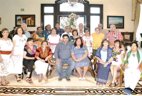 19092021 FIESTAS PATRIAS. Chelita, Alejandra, Gloria, Elsa, Laura y Lety en la asamblea del colegio de contadores.