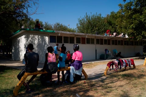 Migrantes siguen cruzando entre Del Río y Acuña, ahora por Parque Braulio Fernández