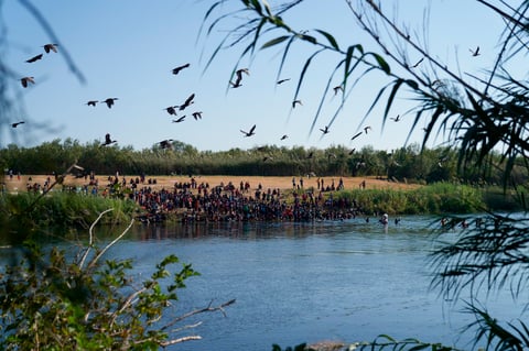 Migrantes siguen cruzando entre Del Río y Acuña, ahora por Parque Braulio Fernández