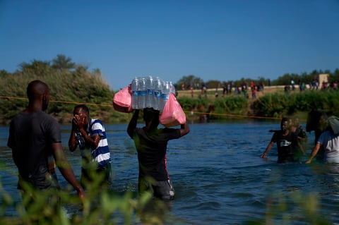 Migrantes siguen cruzando entre Del Río y Acuña, ahora por Parque Braulio Fernández