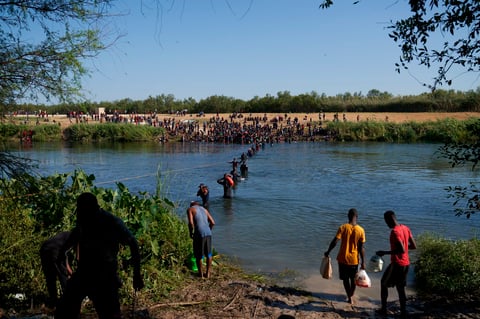 Migrantes siguen cruzando entre Del Río y Acuña, ahora por Parque Braulio Fernández