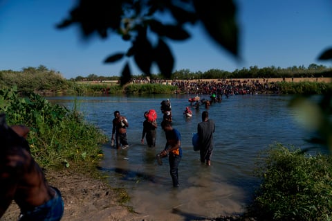 Migrantes siguen cruzando entre Del Río y Acuña, ahora por Parque Braulio Fernández