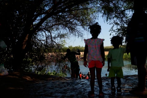 Migrantes siguen cruzando entre Del Río y Acuña, ahora por Parque Braulio Fernández