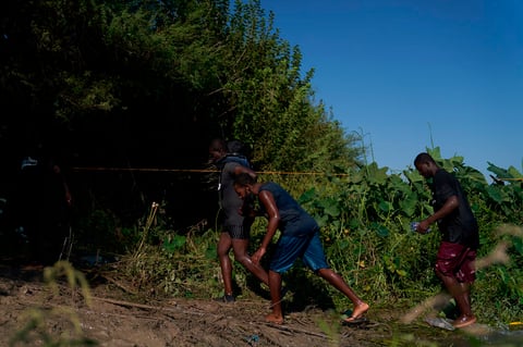 Migrantes siguen cruzando entre Del Río y Acuña, ahora por Parque Braulio Fernández