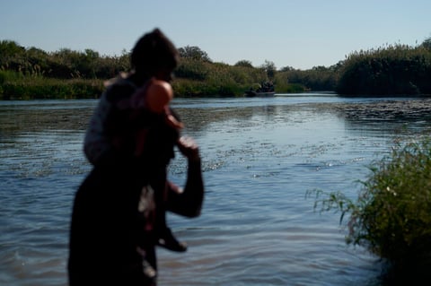 Migrantes siguen cruzando entre Del Río y Acuña, ahora por Parque Braulio Fernández