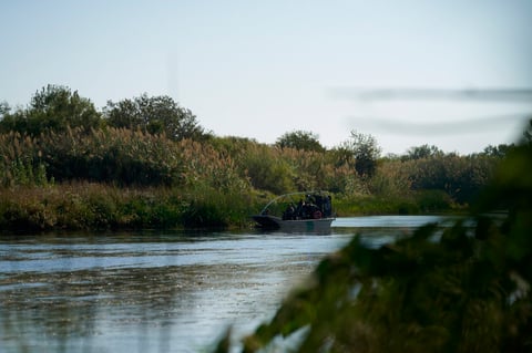 Migrantes siguen cruzando entre Del Río y Acuña, ahora por Parque Braulio Fernández